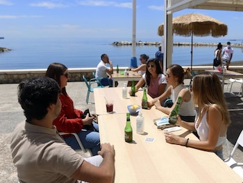 Un grupo de amigos hablando en una terraza
(Álex Zea / Europa Press)
