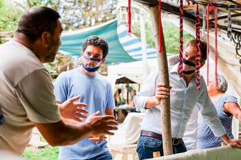 Diego Santilli recorriendo Florencio Varela