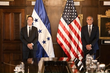 El presidente Nasry Asfura recibió al senador estadounidense Bernie Moreno en Casa Presidencial. La reunión abordó temas relacionados con seguridad regional y cooperación bilateral. (Foto: Casa Presidencial)