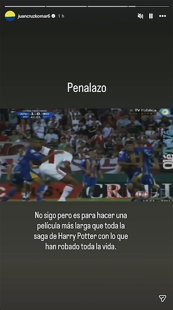 Captura de pantalla de un partido de fútbol que muestra a varios jugadores en acción, con un marcador ATL 1-0 RIV y el texto "Penalazo" arriba, con un comentario en la parte inferior