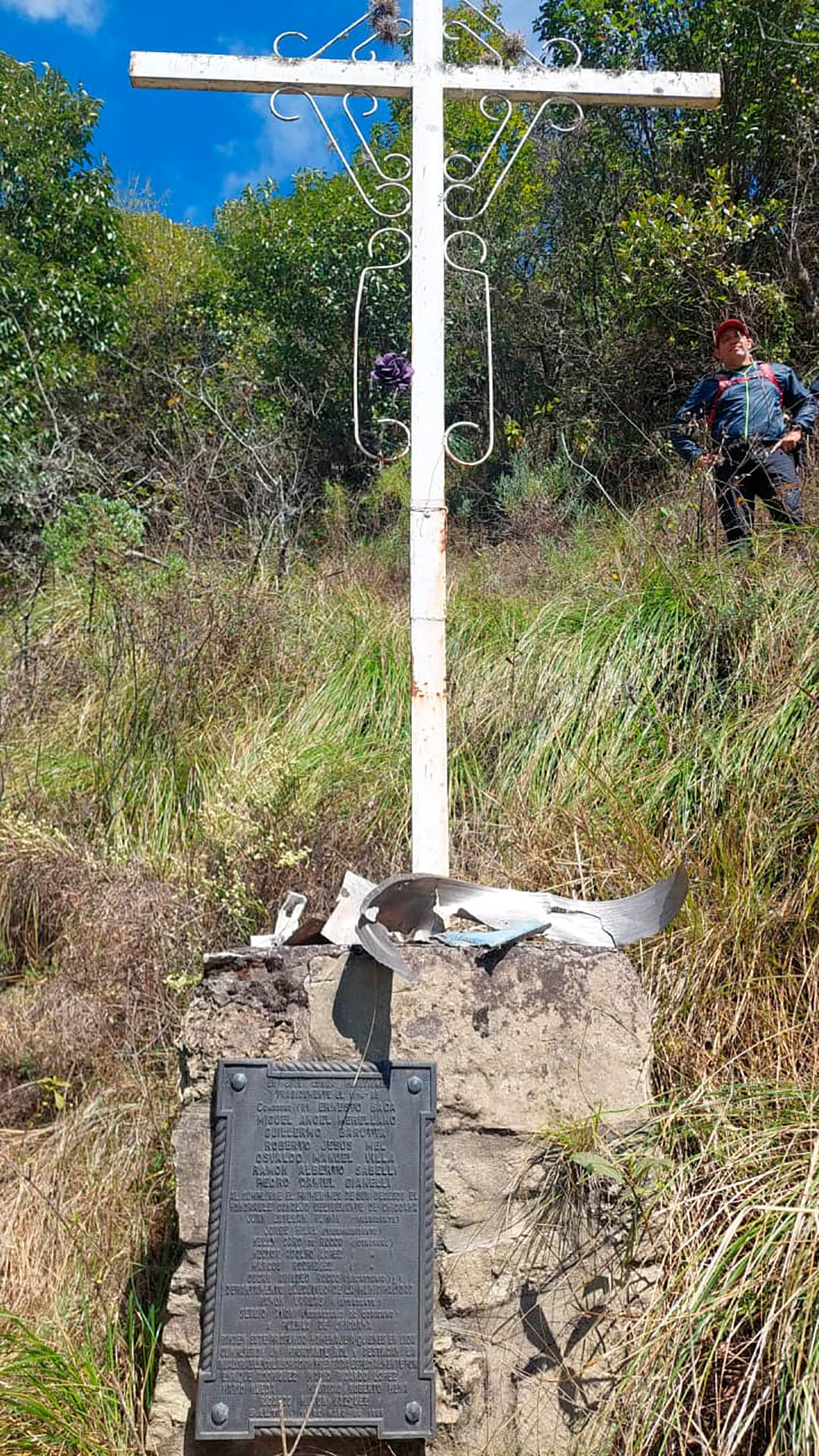 Pablo conoció al dueño del campo donde se había accidentado su papá, en 1985 en Salta, y pudo visitar el lugar donde hoy se levanta un monolito para recordarlo