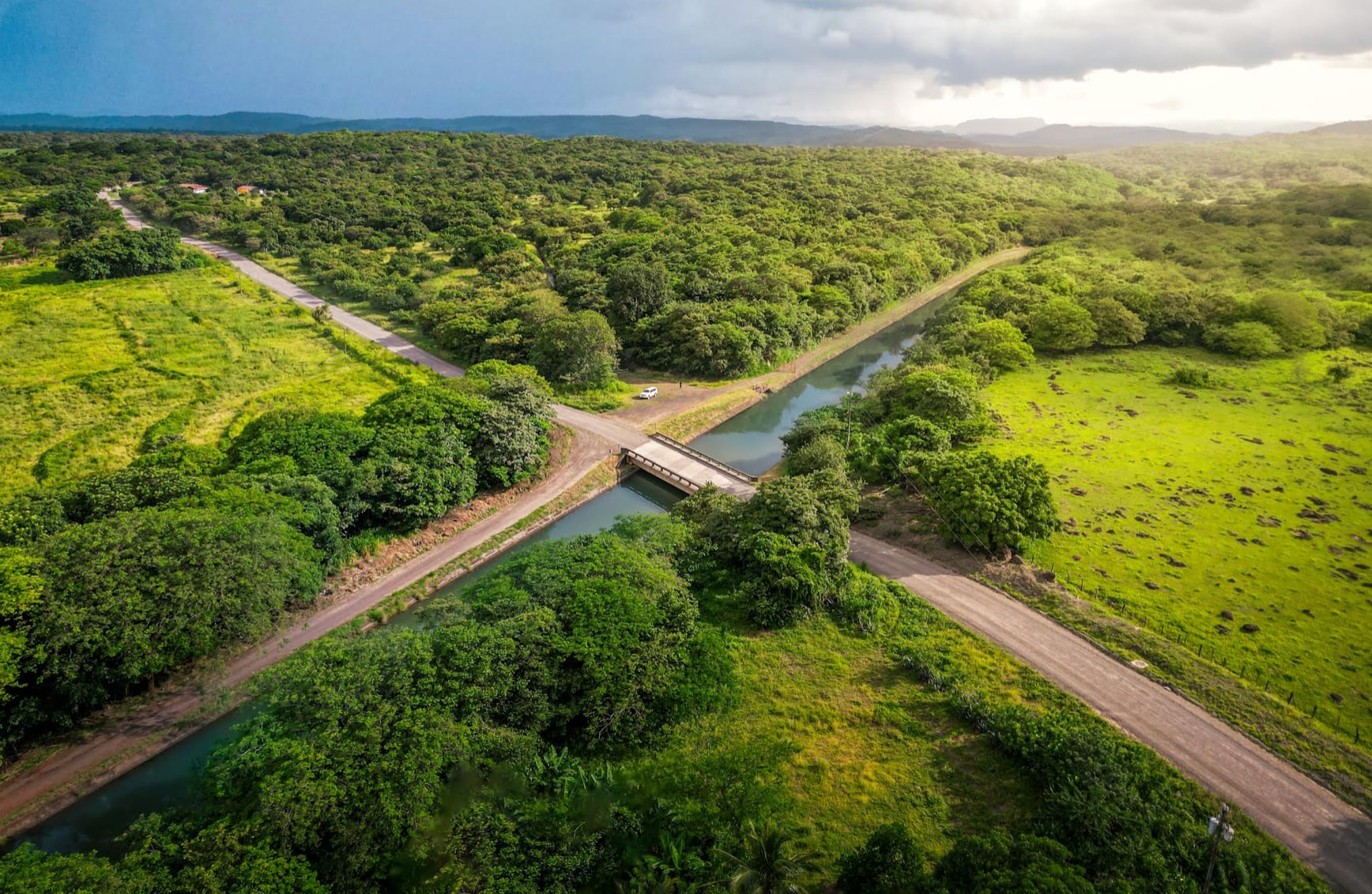 Los nuevos puentes sobre los ríos Gallina y Carrizal mejoran la conectividad de miles de habitantes y visitantes en Guanacaste. Crédito: BCIE