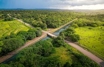 Los nuevos puentes sobre los ríos Gallina y Carrizal mejoran la conectividad de miles de habitantes y visitantes en Guanacaste. Crédito: BCIE