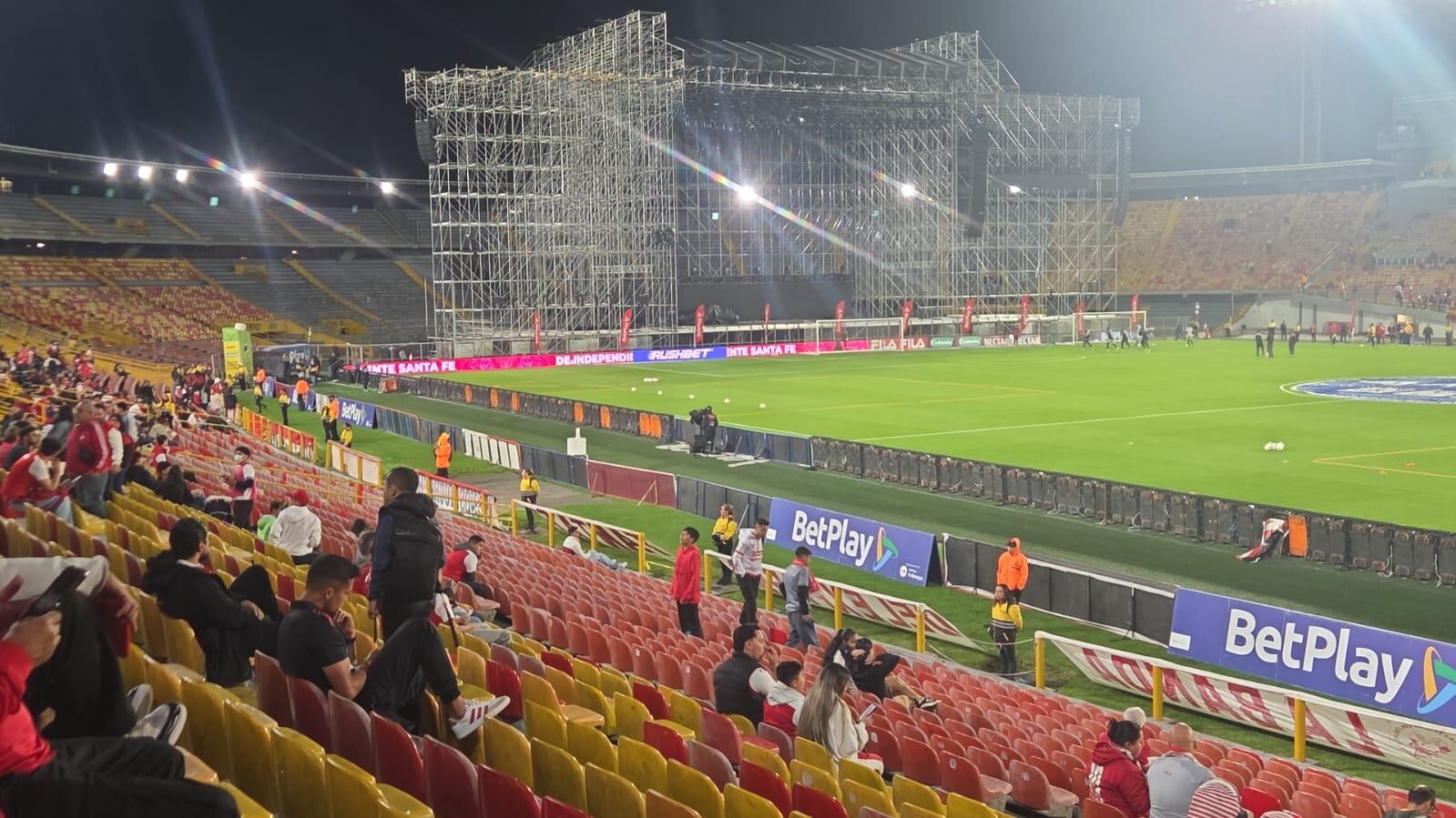 La tarima instalada frente a la tribuna sur del estadio El Campín, que redujo la capacidad para el partido Santa Fe vs. Tolima - crédito Alejandro Rodríguez/Infobae Colombia