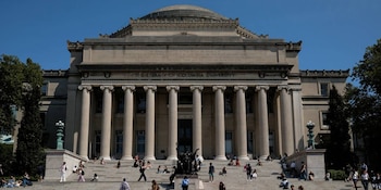 Agentes federales ingresan en residencia