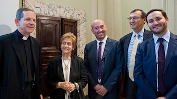 Elina Gianoli con autoridades de