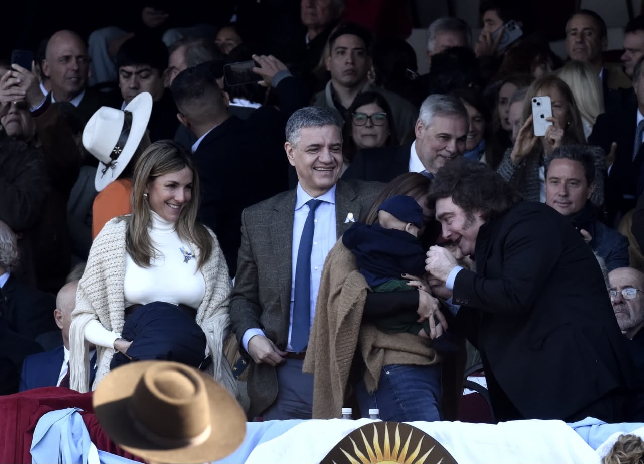Señales. Javier Milei, Jorge Macri y el pequeño Vito, en La Rural de Palermo