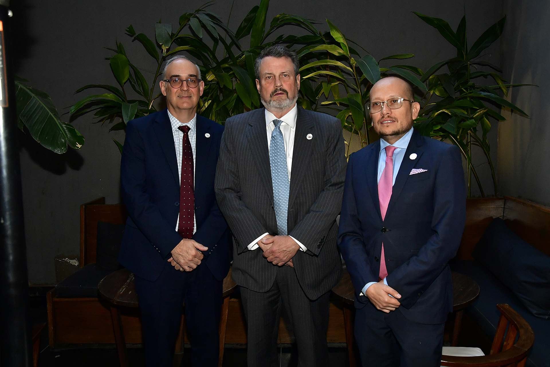 Antonio Garrastazu, director regional del Instituto Republicano Internacional; Randy Scheunemann, vicepresidente de la institución; y Marcelo Quiroga, director de Programas del IRI, durante un encuentro sobre desafíos de seguridad y democracia en América Latina