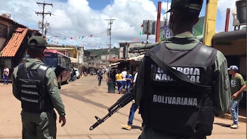 Denuncian que un comandante venezolano detenido hace 17 meses es sometido a tratos “inhumanos” en prisión