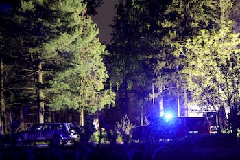 Policía forense trabaja tras el tiroteo en la región de Mladenovac y la vecina Malo Orasje (REUTERS/Antonio Bronic)