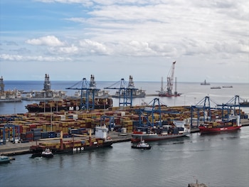 Mercantes en el puerto de