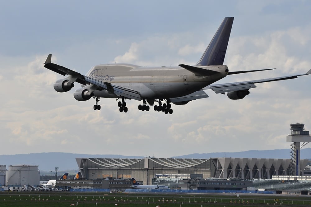 La capacidad global disponible para carga aérea aumentó 1,7% interanual en julio, menos de la mitad del crecimiento registrado por la demanda, ante lo que el factor de ocupación de carga subió un punto porcentual y alcanzó el 46% (Foto: Shutterstock)