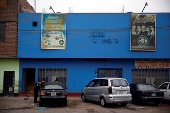 Policías vigilan la entrada de