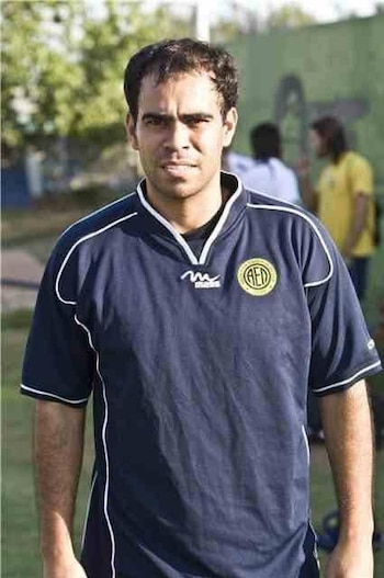 Julio García posando con la