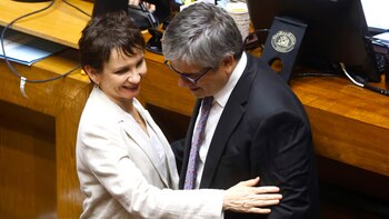 Sorpresa en la política chilena por romance entre el ministro de Hacienda y una precandidata presidencial oficialista
