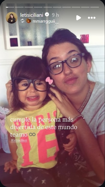Una mujer adulta abraza a una niña pequeña. Ambas llevan gafas. La niña ríe con gafas grandes. Hay texto blanco superpuesto