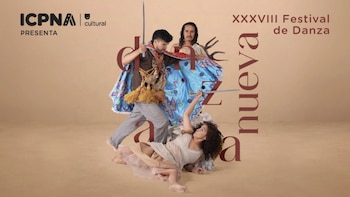 Tres personas posan como danzantes con dos espadas, una capa azul decorada, un vestido claro y un adorno en la espalda, sobre un fondo beige