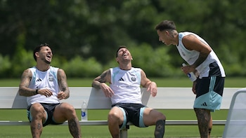 Sonrisas y relajación: las imágenes de la primera práctica de Argentina tras llegar a la final del Mundial y el sutil dardo viral
