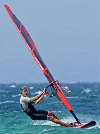 Jorge Fernández haciendo windsurf en Tarifa (Instagram)
