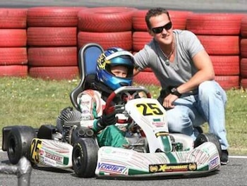Comenzó a correr en karts desde una edad muy temprana y hoy es piloto de Fórmula 2
