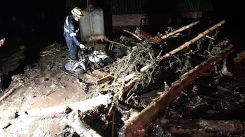 Dos lesionados y vehículos atrapados