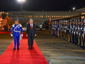 Fotografía cedida este 29 de junio por el Ministerio de Relaciones Exteriores de Paraguay en la que se captó al presidente de Chile, José Antonio Kast (c), a su llegada a Luque (Paraguay), para asistir a la cumbre de presidentes del Mercosur. (EFE/Ministerio de Relaciones Exteriores De Paraguay)