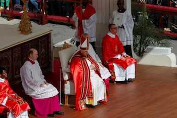 Francisco encabeza la ceremonia sentado