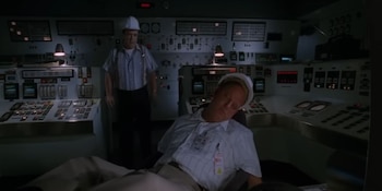 Los expedientes X devolvieron el guiño en “El comienzo”, cuando un trabajador llamado Homero apareció dormido en una central nuclear con una referencia directa a Homero (Captura/YouTube)