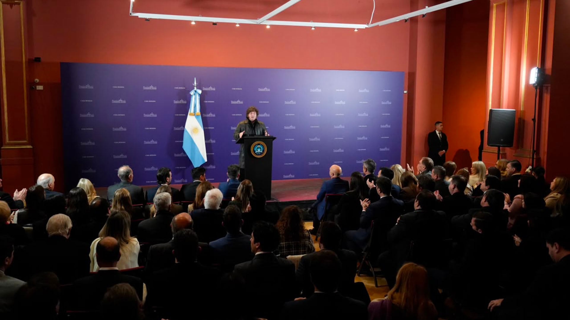 Los diputados y senadores escuchan al presidente Javier Milei