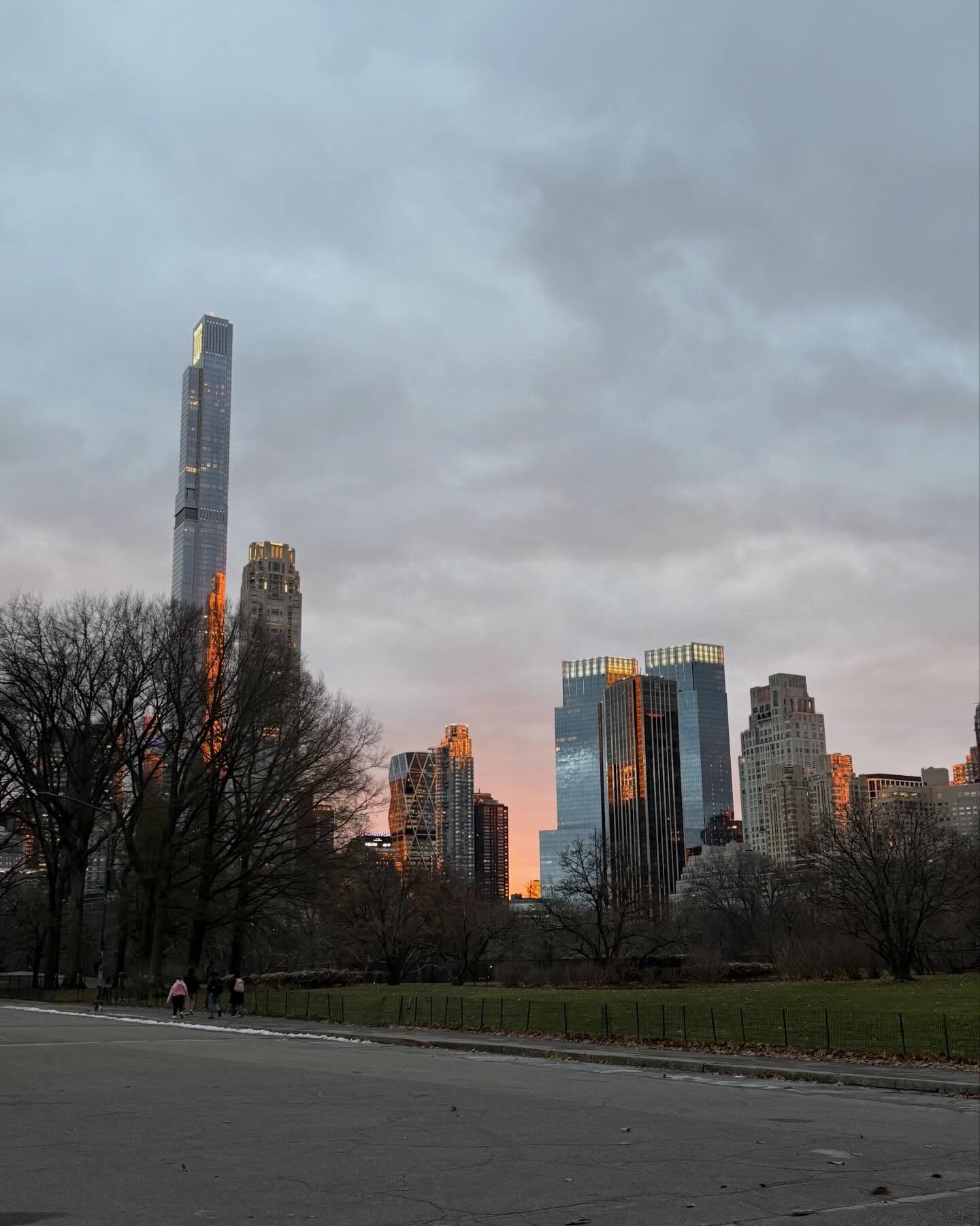El atardecer en Central Park puso el broche final al álbum de recuerdos: rascacielos, árboles y el cielo de Manhattan como testigos (Instagram)
