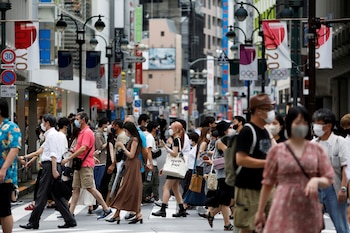 Peatones en el cruce de Shibuya, en Tokio (Reuters)