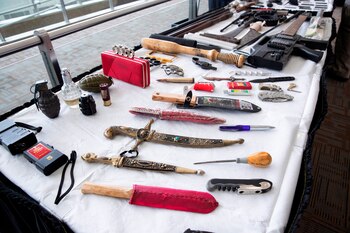 En el aeropuerto de Fort Lauderdale han sido detectadas 103 armas, más que el récord de 100 en 2019. En la imagen una fotografía de archivo tomada el pasado 25 de mayo en la que se registraron armas decomisadas a pasajeros en el aeropuerto Ronald Reagan, en Arlington (Virginia, EE.UU.). EFE/Michael Reynolds