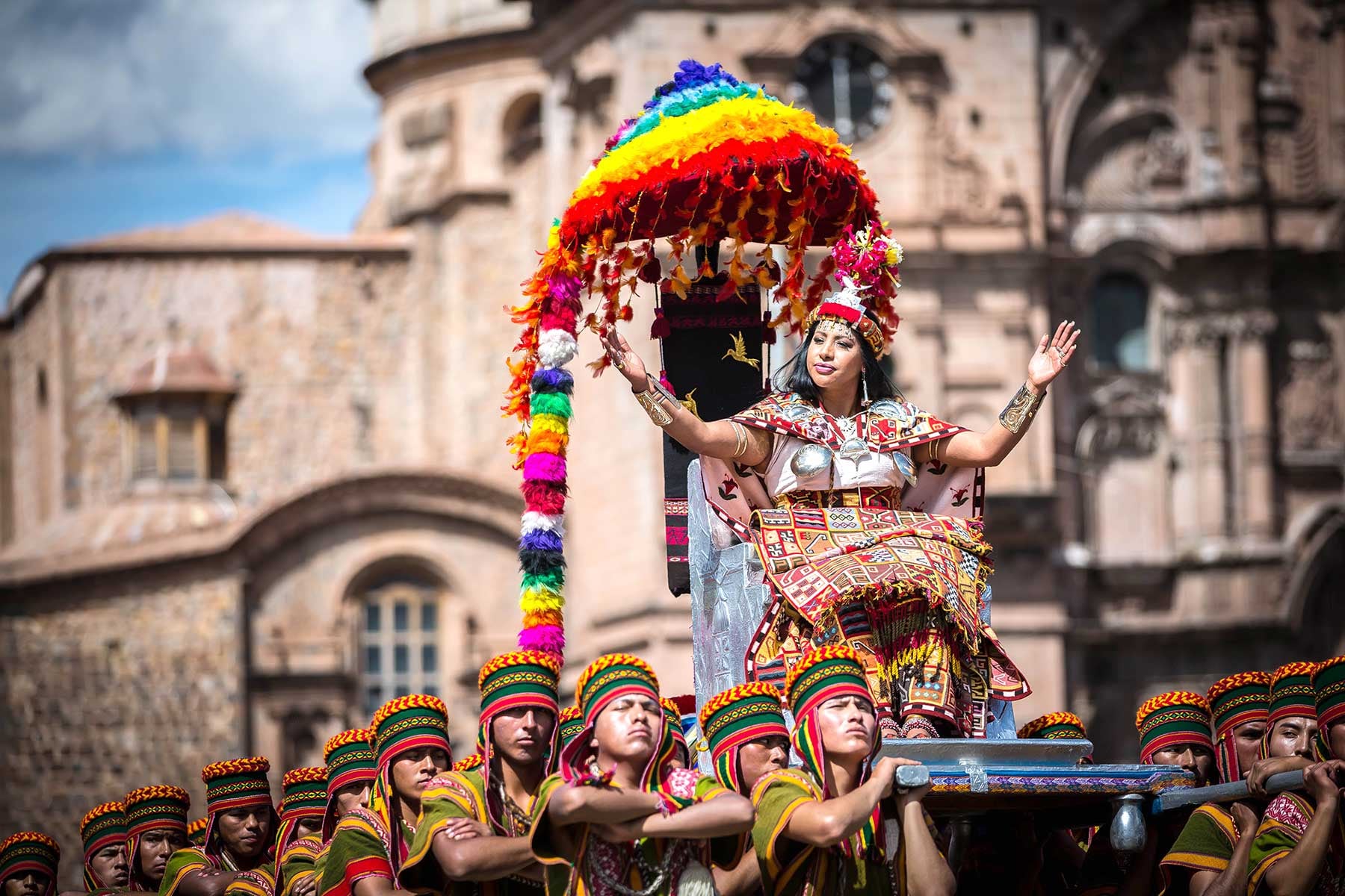 Algunos paquetes incluyen servicios extra, como transporte turístico hacia Sacsayhuamán para facilitar el acceso al recinto. Foto: Andina