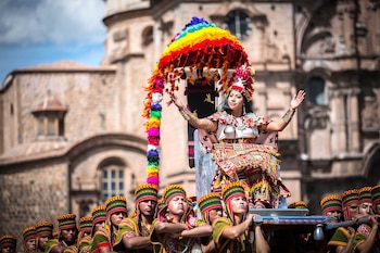 Algunos paquetes incluyen servicios extra, como transporte turístico hacia Sacsayhuamán para facilitar el acceso al recinto.