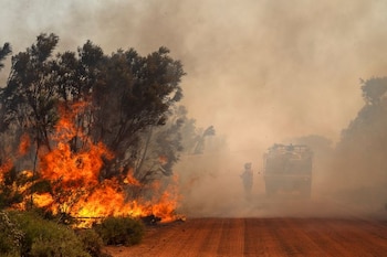 Un bombero apaga las llamas