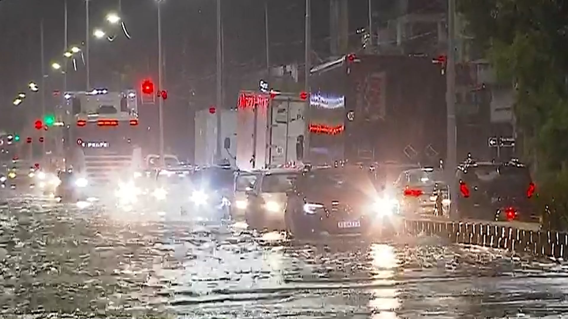 La gran cantidad de agua sobre la Avenida Hipólito Irigoyen complicó el acceso a la ciudad