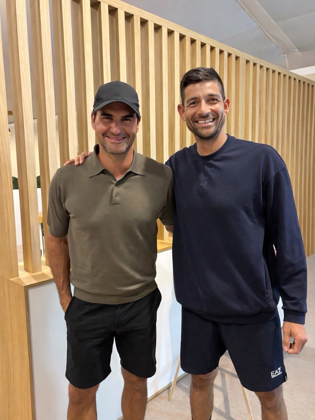 Marcelo Arévalo compartió un encuentro con Roger Federer durante el Abierto de Dubái, resaltando la inspiración que el suizo representa para nuevas generaciones de tenistas./ (Foto cortesía Marcelo Arévalo).