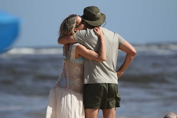 Un abrazo frente al mar: