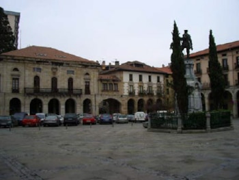 Plaza de Euskadi con la escultura de Miguel López de Legazpi en el centro. (Ayuntamiento de Zumárraga)