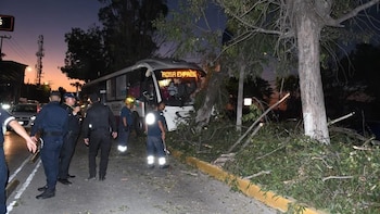 Choque de Mexibús contra un árbol dejó a diez personas lesionadas