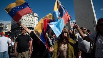 Venezolanos se movilizan al Obelisco
