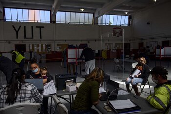 Votantes esperan su turno en