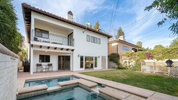 El exterior cuenta con piscina