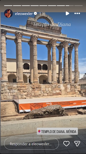 Un templo romano de piedra con columnas. Un cartel naranja en su base anuncia el 72º Festival Internacional de Teatro Clásico de Mérida 2026