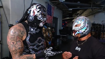 Penta junto a Rey Mysterio en el programa de RAW.