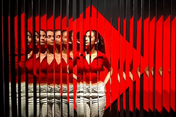 Detalle de la obra "Láminas reflectantes" de Julio Le Parc en la Tate Modern en Londres. La Tate Modern inaugurará el 11 de junio una exposición con más de 60 piezas del argentino (EFE/ Guillermo Garrido)