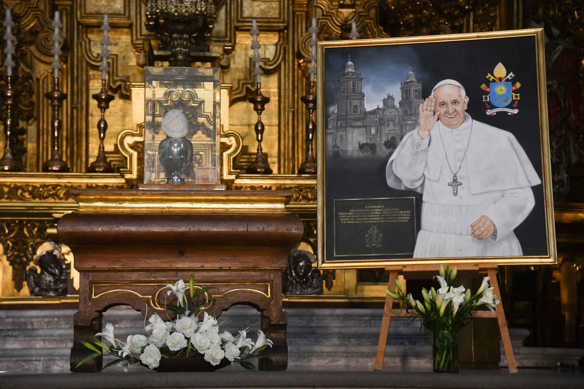 CIUDAD DE MÉXICO, 22ABRIL2025.- Retratos y un solideo del Papa Francisco permanecen en la Catedral Metropolitana para rendirle homenaje a un día de su fallecimiento.FOTO: MARIO JASSO/CUARTOSCURO.COM