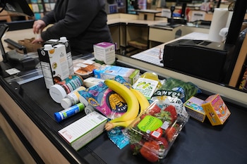 Arizona perdió más de 457.000 beneficiarios de SNAP y casi 196.000 niños quedaron alcanzados por la reducción (AP foto/Stephanie Scarbrough)
