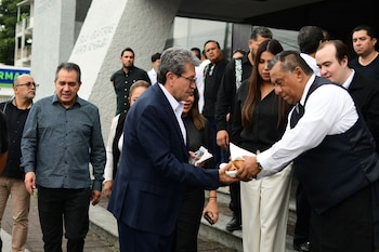 Monreal y legisladores acuden a velorio de Zenyazen Escobar en Veracruz. (Foto: Cuartoscuro)