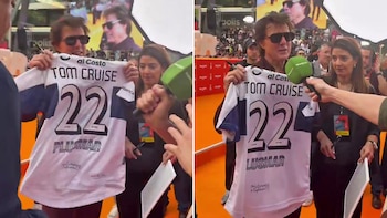 La inesperada respuesta de Tom Cruise al recibir la camiseta de un equipo argentino durante la presentación de su nueva película